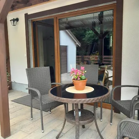 Caloroczny Domek Pod Lasem Z Jacuzzi. Casa de Férias *